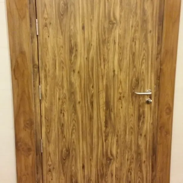 Flush door laminated in a natural timber finish