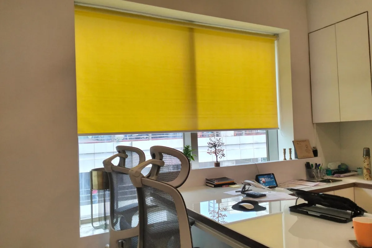 Office workstation window fitted with a made-to-measure blind